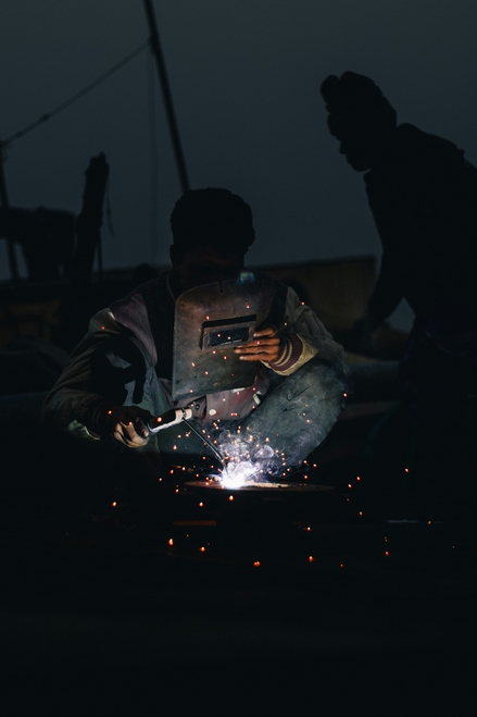 Persona soldando por la noche